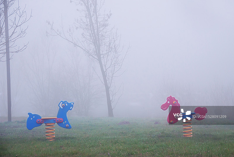 冬季雾中的游乐场图片素材