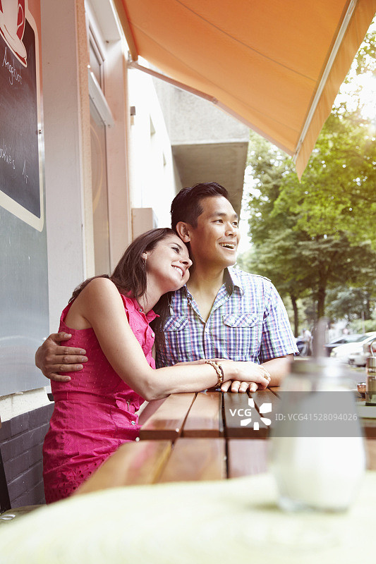 情侣在咖啡馆的肖像图片素材