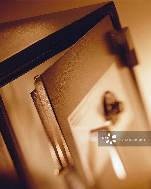 门半开的保险箱特写图片素材