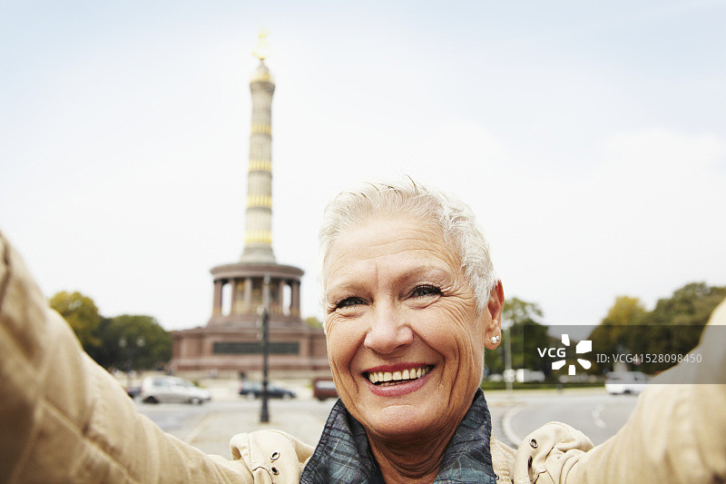 在柏林胜利柱前快乐的老年妇女肖像图片素材