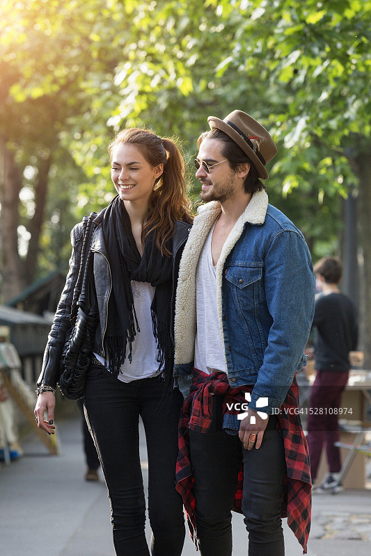 公园里的时尚情侣图片素材