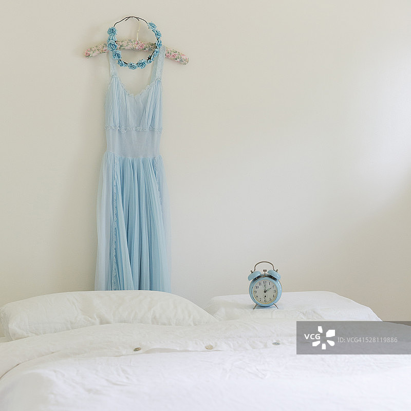 淡蓝色睡衣与白色亚麻床图片素材