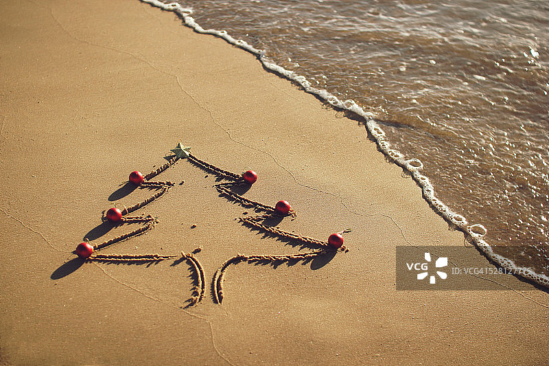 沙滩手绘圣诞树图片素材