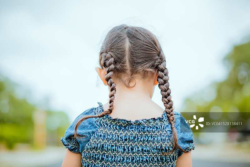 小女孩的辫子图片素材