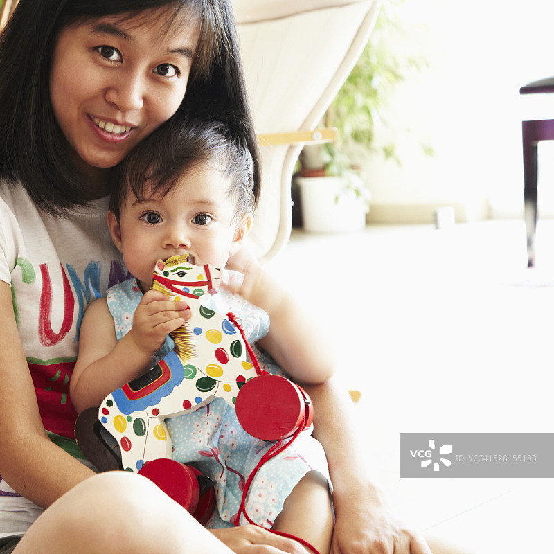 母亲和女儿（6-11个月）的肖像图片素材