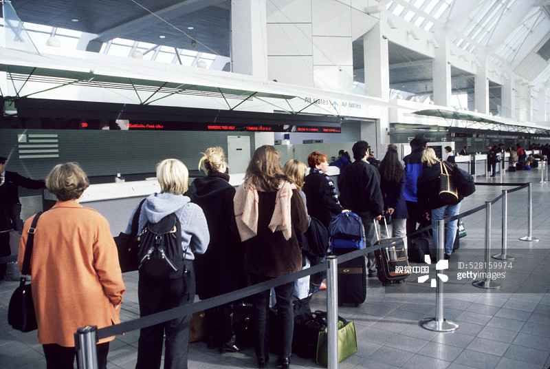 旅行者在机场图片素材