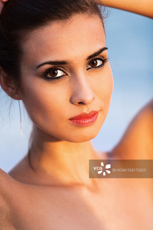 年轻女子在海滩上的脸部特写图片素材