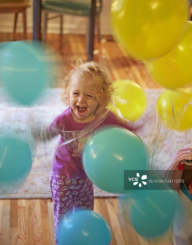 正在笑的两岁女孩图片素材