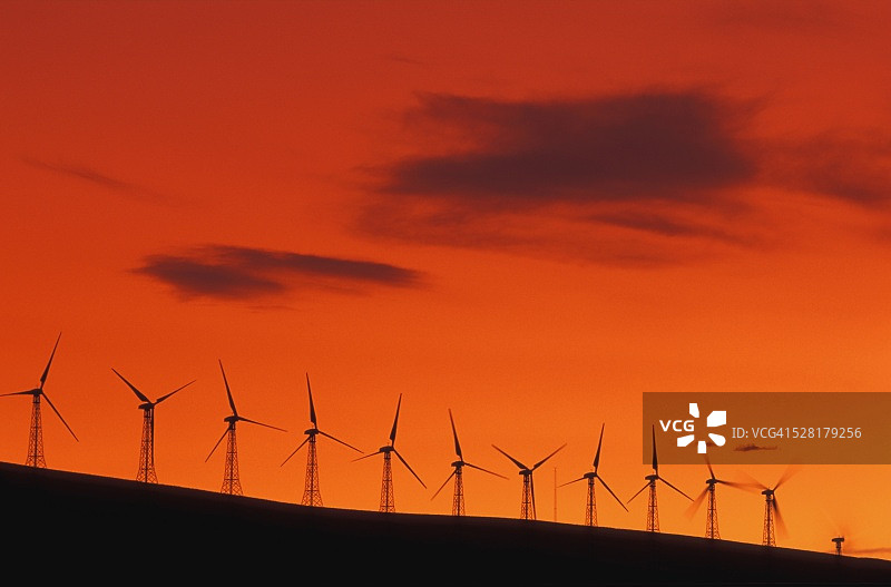 山丘上的风力发电机图片素材