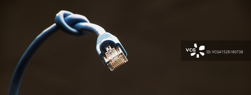 缠绕的数据线图片素材