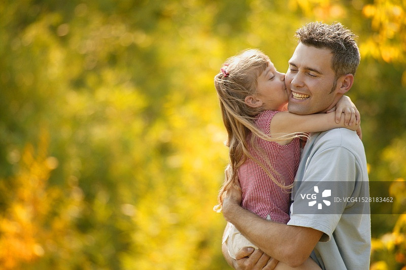 父女拥抱图片素材