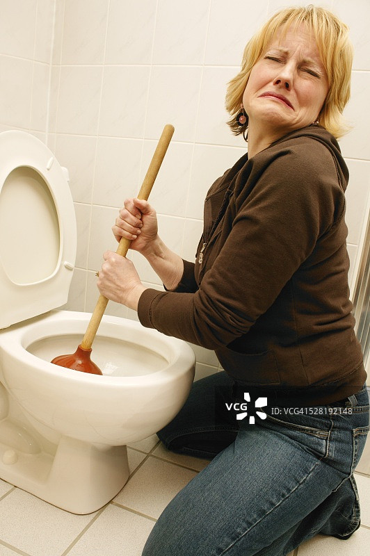 疏通马桶的女人图片素材