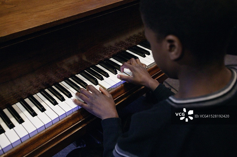 男孩弹钢琴图片素材