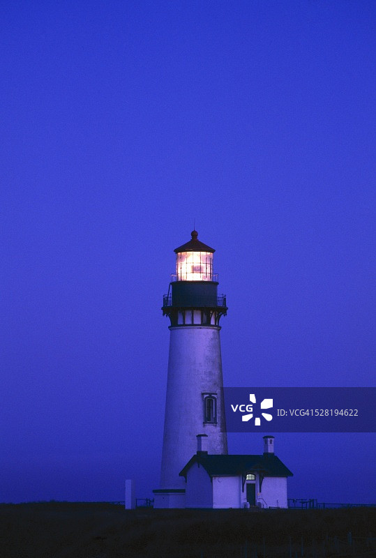 黎明时分的亚基纳角灯塔图片素材
