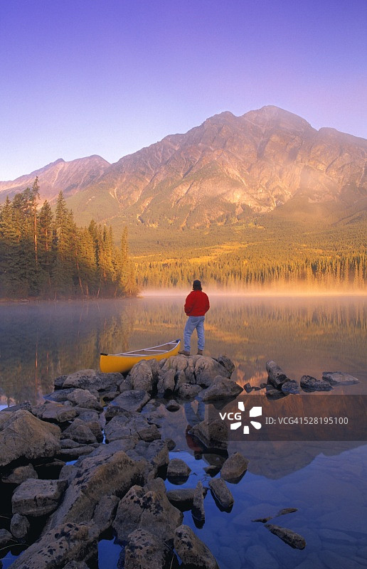 在金字塔湖上划独木舟的男子图片素材