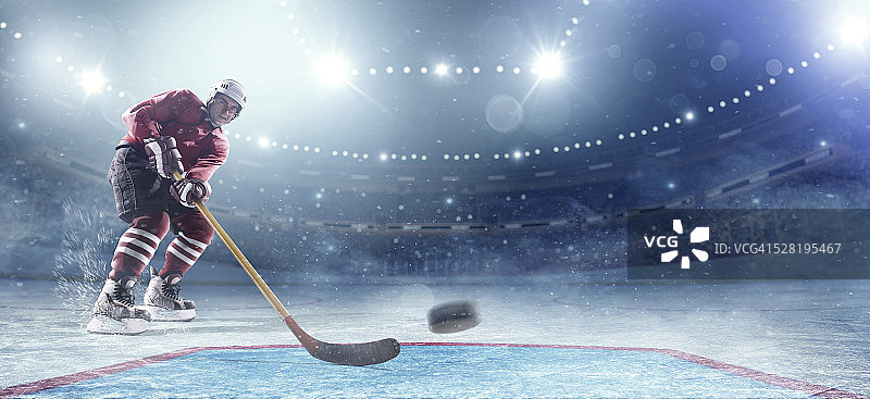 比赛中的冰球运动员图片素材