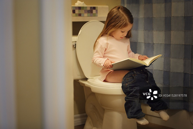 看书的女孩图片素材