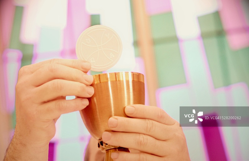 牧师给予圣餐图片素材