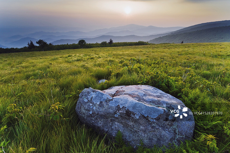 从阿巴拉契亚小径观看罗恩山的蓝岭山脉图片素材
