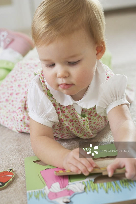 小女孩玩木制拼图图片素材
