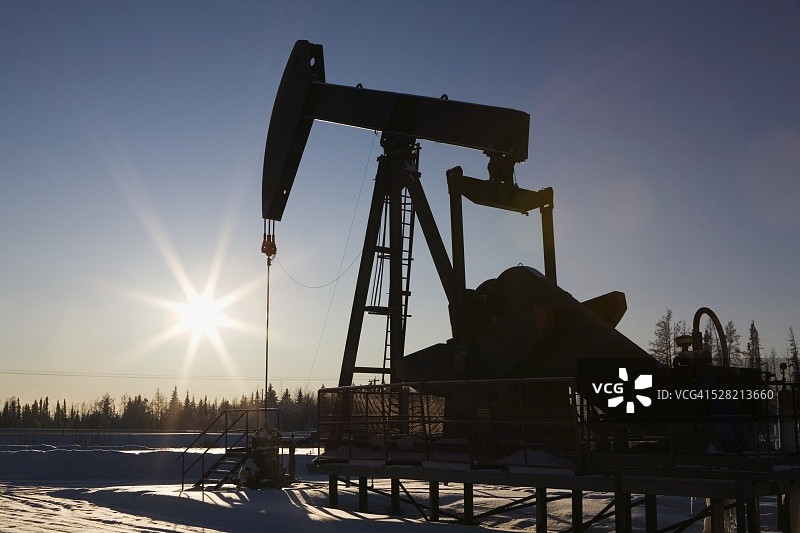 冬季阳光下的抽油机轮廓图片素材
