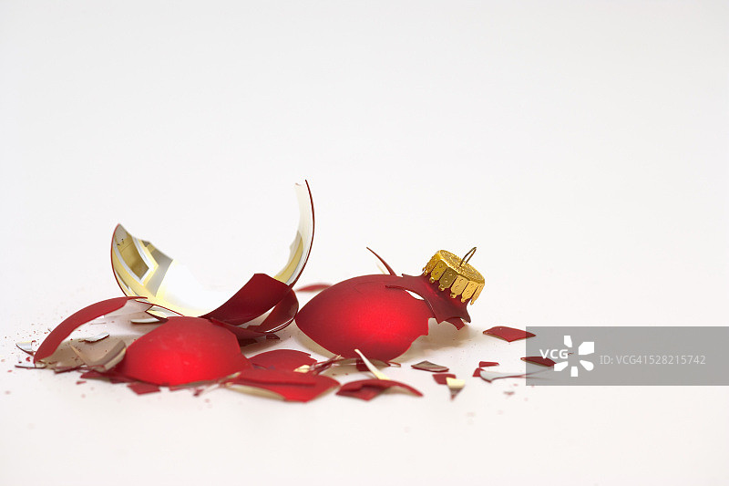 破碎的圣诞灯泡图片素材