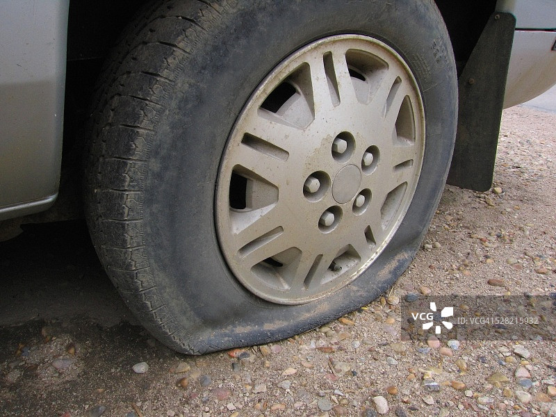 汽车轮胎漏气图片素材