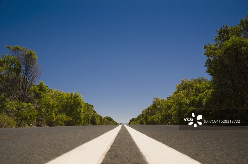道路中央的双白线图片素材