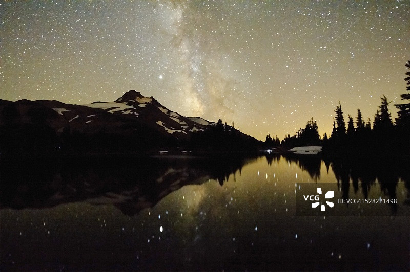 杰斐逊山倒映在罗素湖中的银河图片素材