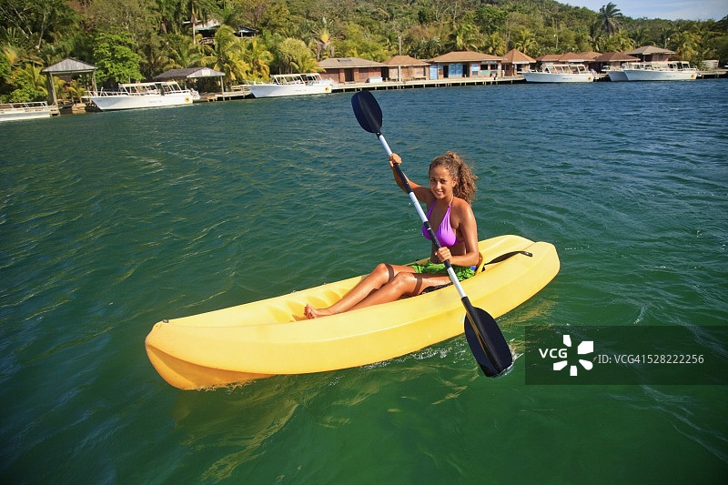 一位年轻女子在安东尼岛度假村划皮划艇图片素材