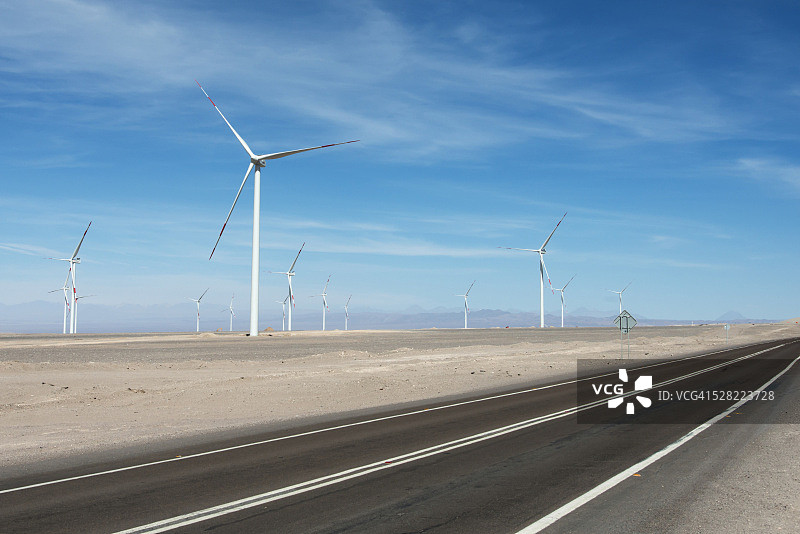 风力涡轮机旁的公路：智利安托法加斯塔大区卡拉马图片素材