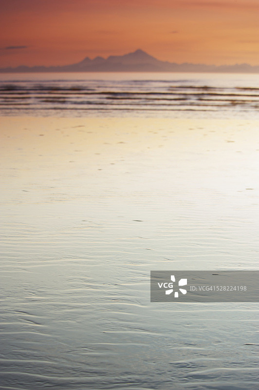日落时分的雷多布特山，阿拉斯加州，美国图片素材