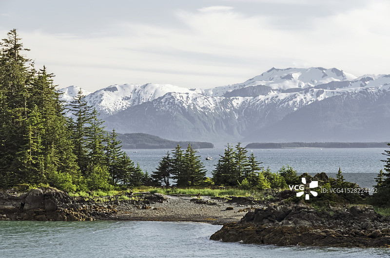 从朱诺以北的冰川公路眺望林恩运河和奇尔卡特山脉，美国阿拉斯加图片素材