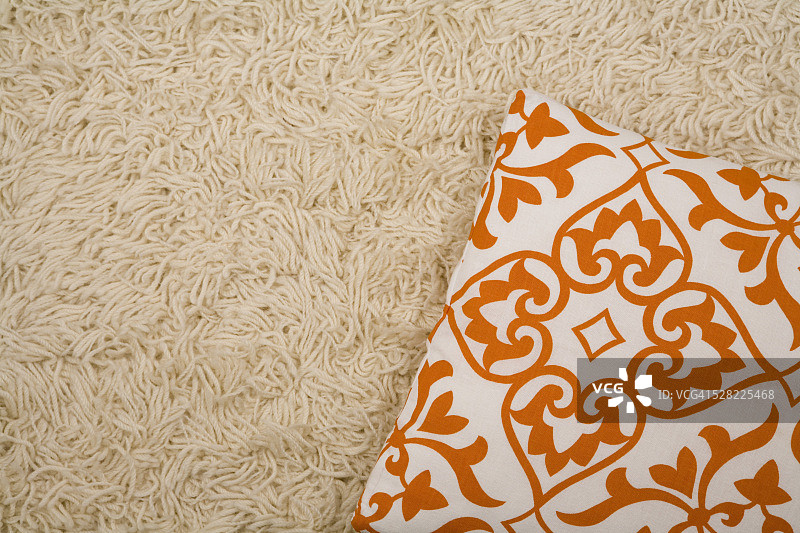 长绒地毯上的枕头图片素材