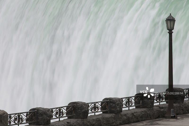 尼亚加拉瀑布的栏杆和灯柱图片素材