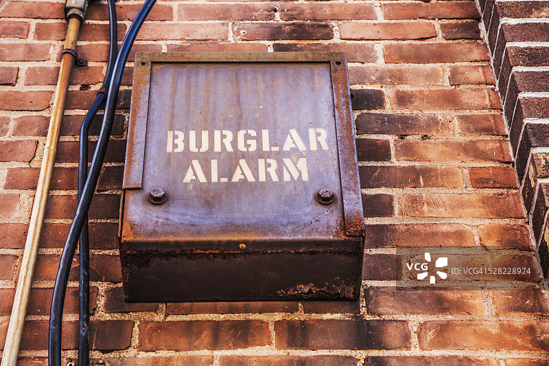 建筑物侧面的防盗警报器；美国康涅狄格州图片素材