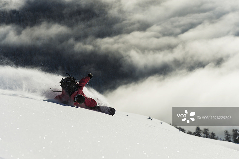 在粉雪中滑雪；瑞士格劳宾登州圣莫里茨图片素材