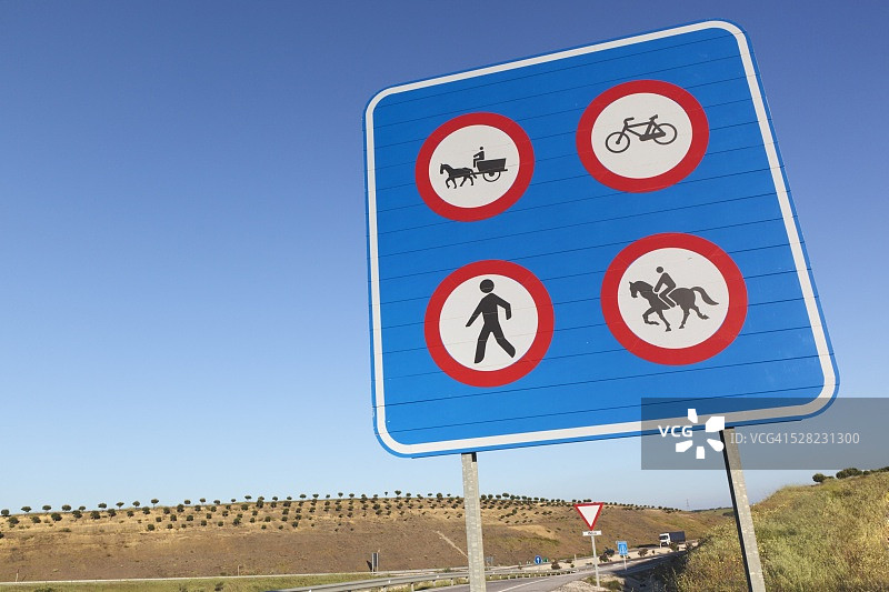 A-66高速公路禁止马车、自行车和行人交通标志图片素材