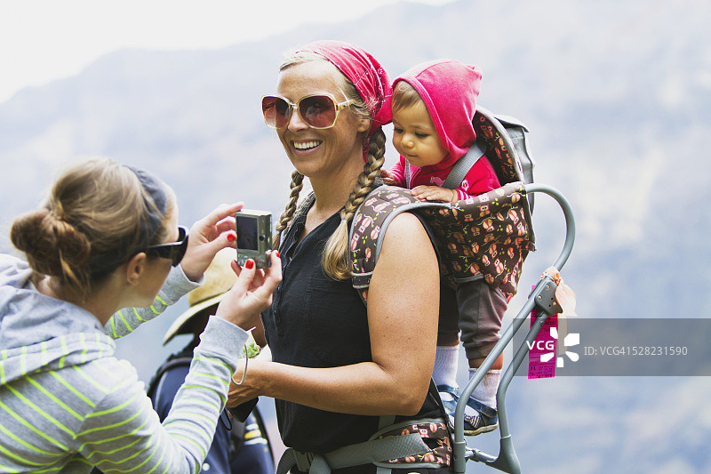 一家人俯瞰美国夏威夷威美亚峡谷的壮丽景色图片素材