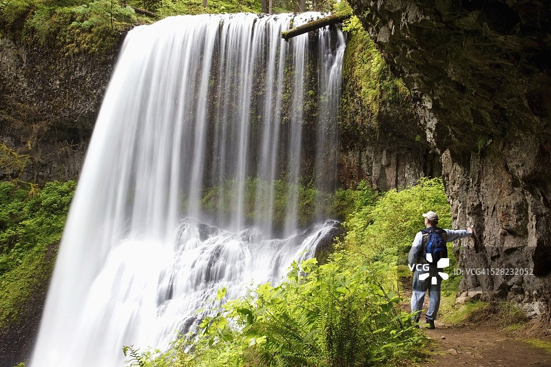 在银瀑州立公园北中瀑布的徒步旅行者图片素材