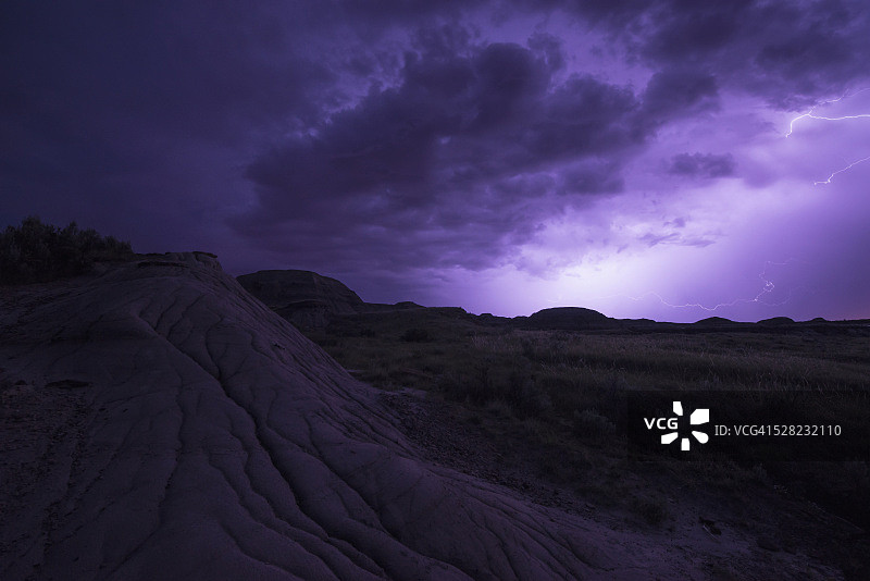 闪电照亮恐龙省立公园上空的暴风雨云层；加拿大艾伯塔省图片素材