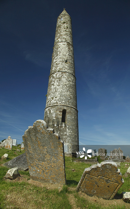 爱尔兰沃特福德郡阿德莫尔村的圆形塔楼和墓地图片素材