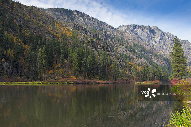华盛顿州文纳奇国家森林公园，2号公路沿线斯基尼溪的秋色与北喀斯喀特山脉倒影图片素材