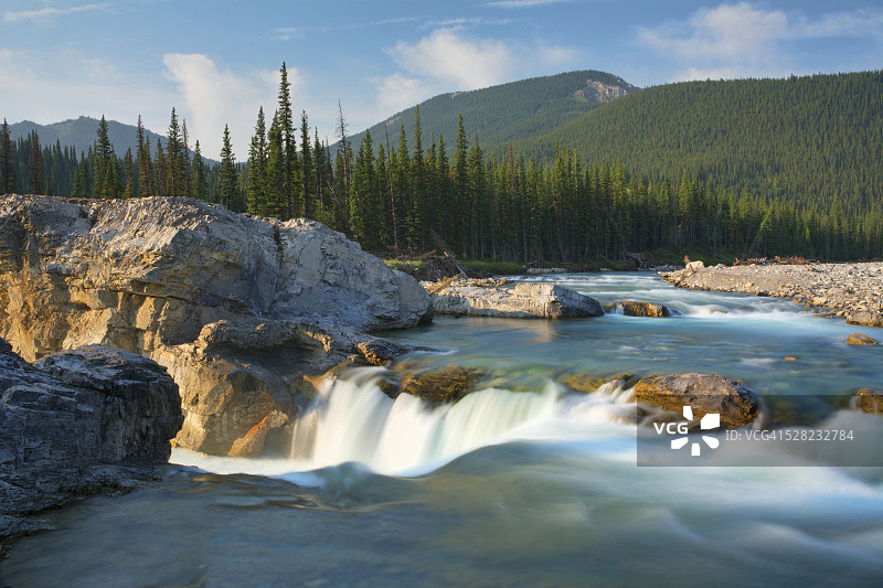 晨光下的河流与瀑布，加拿大艾伯塔省布拉格溪图片素材