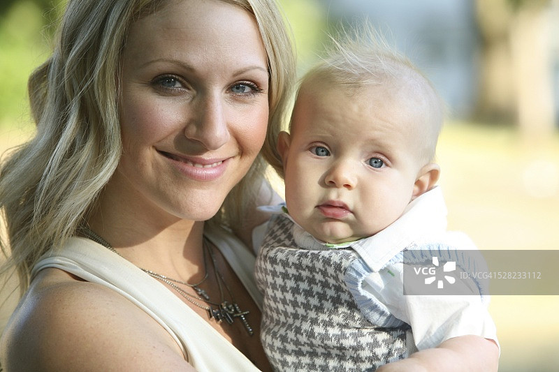 母亲抱着儿子图片素材
