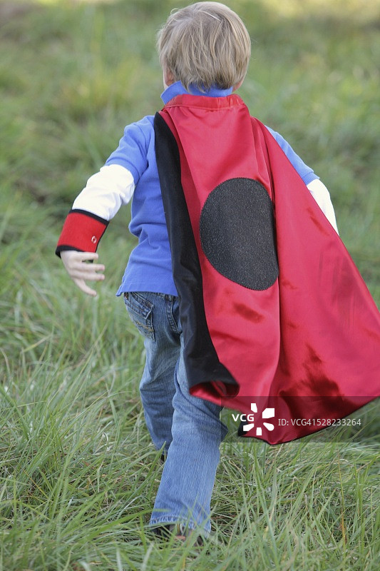 小男孩户外玩耍披风图片素材