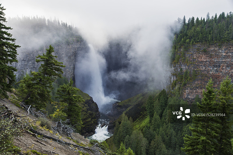 加拿大不列颠哥伦比亚省韦尔斯格雷省立公园的赫尔姆肯瀑布笼罩在雾中图片素材