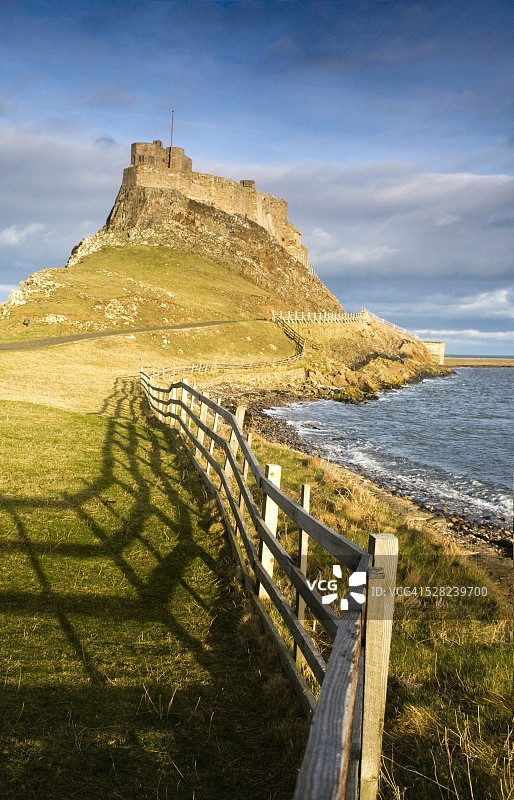 林迪斯法恩城堡附近的海岸栅栏图片素材