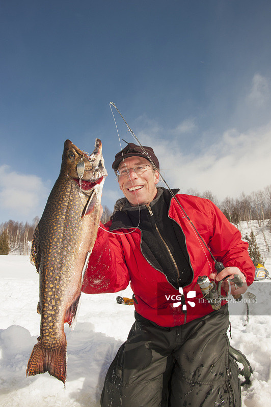加拿大安大略省的冰钓者和大型冬季河鳟图片素材