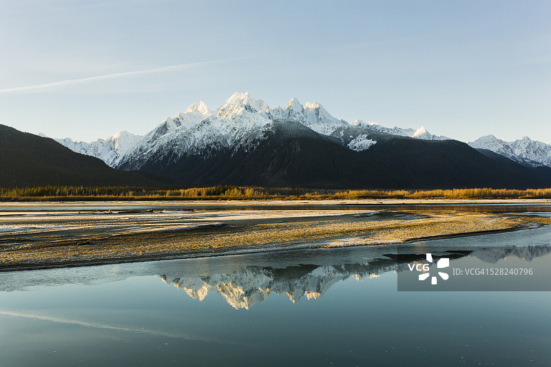 阿拉斯加州东南黑尔斯，奇尔卡特河及奇尔卡特山日出倒影图片素材